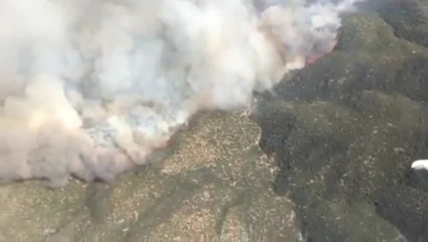 Los cielos se tornan grises por incendio que avanza sin control en el norte de Arizona