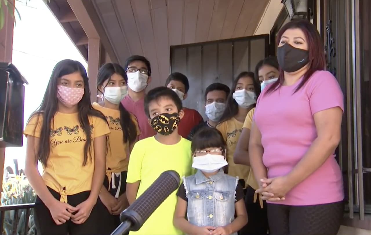 Después de meses de sufrimiento los hijos ahora disfrutan el poder tener un hogar. " 
<b>Más de un año no teníamos (casa) </b>y pues la verdad me siento muy feliz porque fue mucho tiempo", dice Yaritza Esparza, una de las hijas.