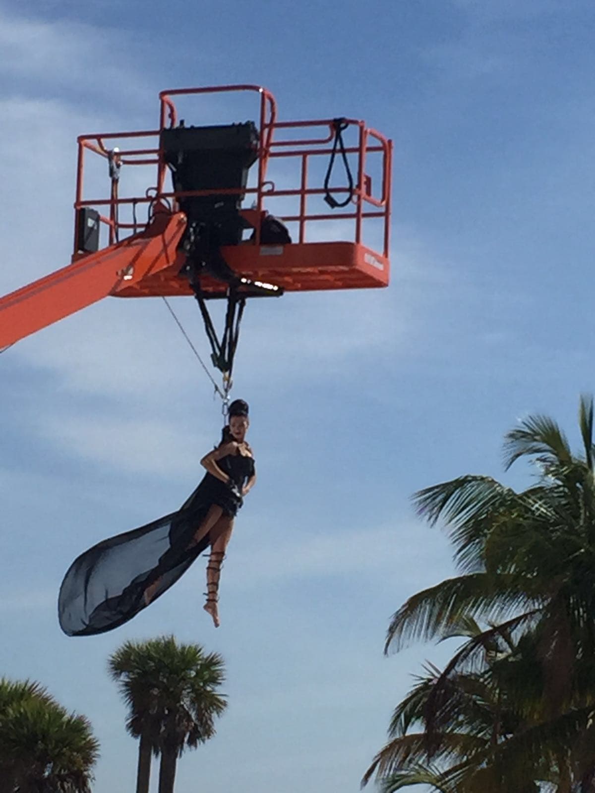 Disfruta las mejores fotos detrás de cámara del difícil reto que enfrentaron las bellas a 20 pies de altura.