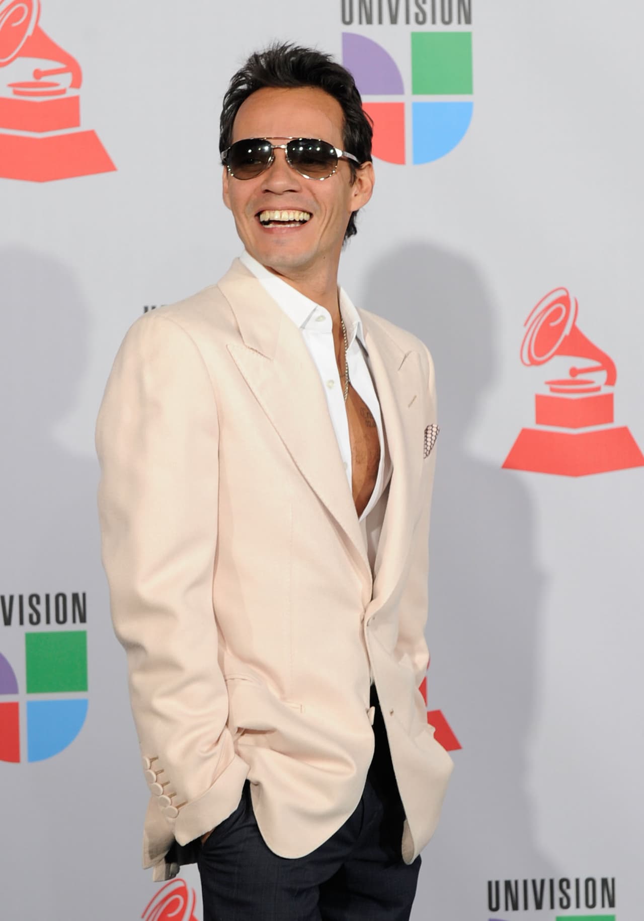 En 2010 lo vimos con un saco claro, camisa blanca abierta al pecho, lentes y una sonrisa inigualable.