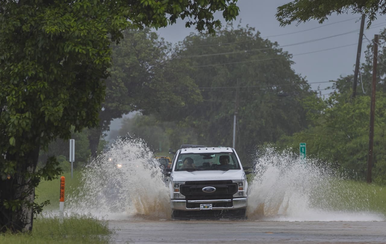 La gente conduce por una calle inundada por el huracán Fiona en Salinas, Puerto Rico, el lunes 19 de septiembre de 2022.