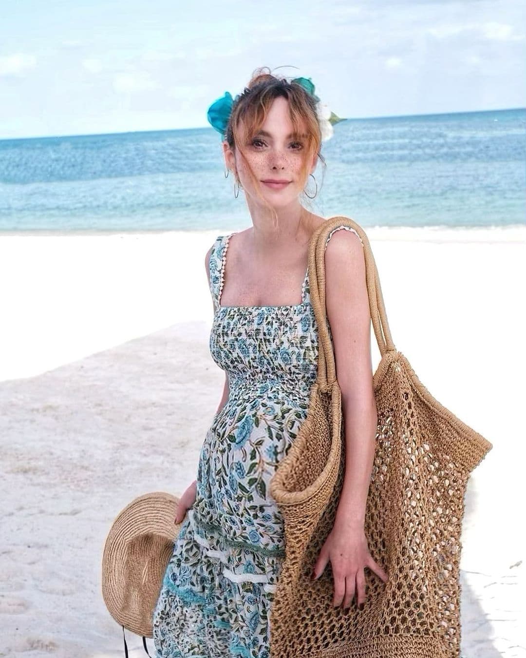 En noviembre de 2021, la intérprete compartió una foto frente al mar en la que luce un vestido playero, una corona de flores y una gran bolsa. Sus fans de inmediato llenaron la publicación con miles de ‘likes’.