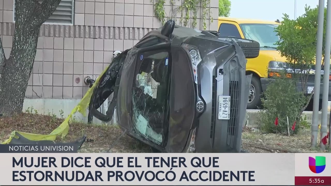 Una mujer que estornudó causó un aparatoso accidente al chocar contra un tráiler que llevaba remolcado un auto y volcar, en San Antonio.
