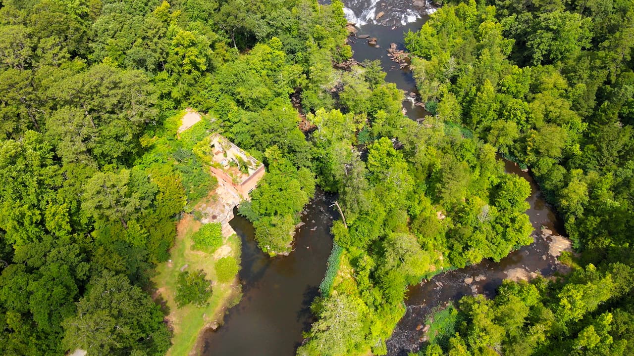Entre las estructuras que encontrarás están los cimientos de una antigua planta hidroeléctrica.