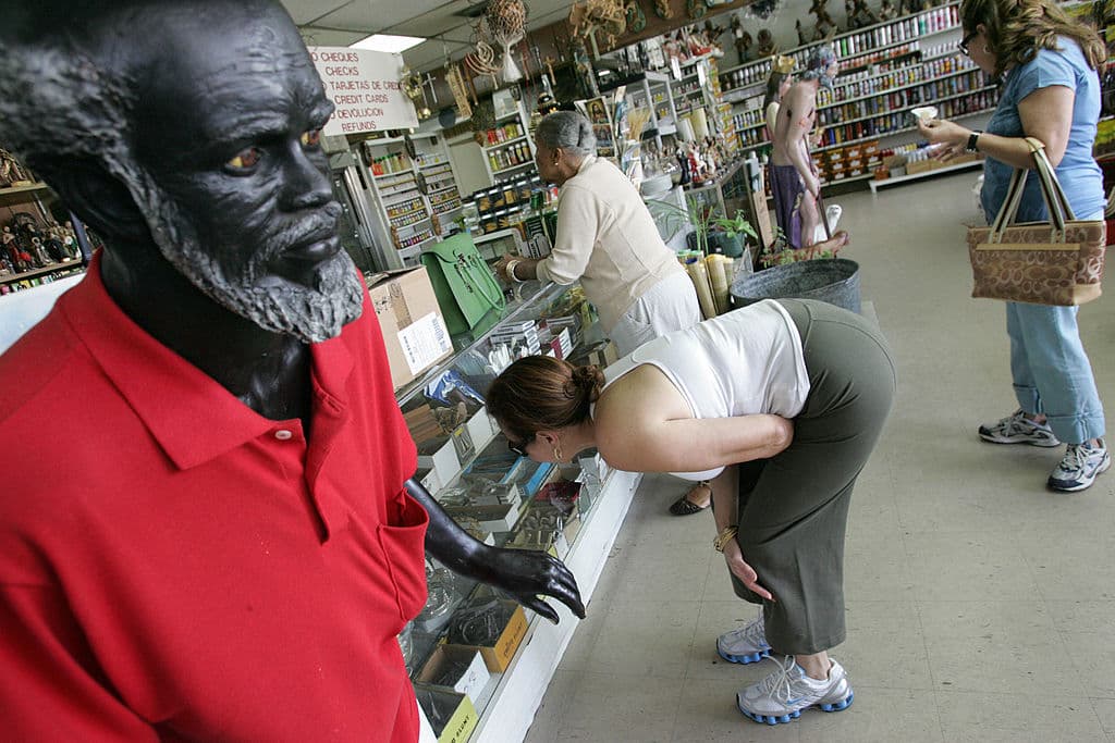 La Santería cree que la vida de cada persona viene ya determinada antes del nacimiento en el "Ile-Olofi", la casa de Dios en el cielo. Aquellos que no lo cumplen serán castigados por los orishas y por eso deberán reencarnarse hasta satisfacer el castigo que merecen.