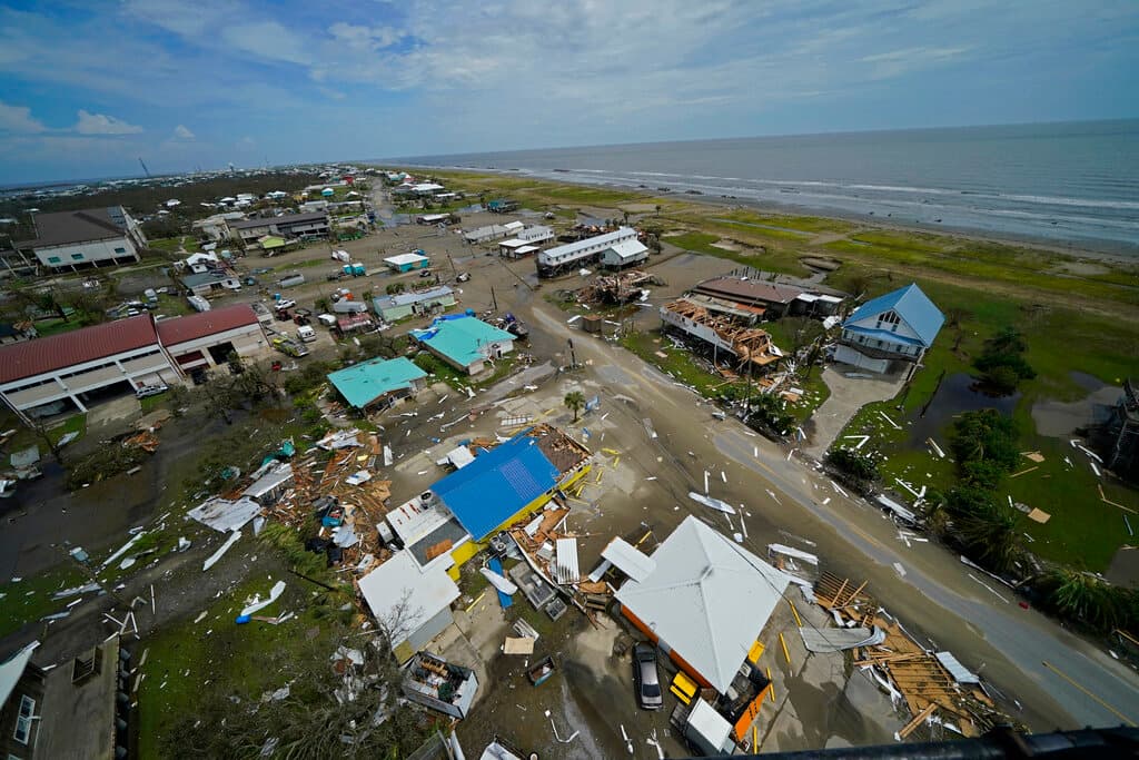 Por su parte, Cynthia Lee Sheng, presidenta de la parroquia de Jefferson, a la que pertenece Grand Isle, dijo que
<b> la isla estaba "inhabitable"</b> ya que todos los edificios sufrieron daños en cierta medida. Hay numerosas roturas en el sistema de diques y persiste un fuerte olor a gas natural, "así que eso no es bueno", declaró.