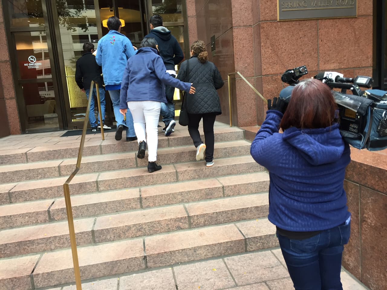 Un grupo entra al edificio en el que el senador Cornyn tiene su oficina para abogar por el Dream Act 2017. El congresista ha dicho que hay que tener compasión con los dreamers, pero enfatiza que se debe reforzar la frontera y la implementación de las leyes migratorias.