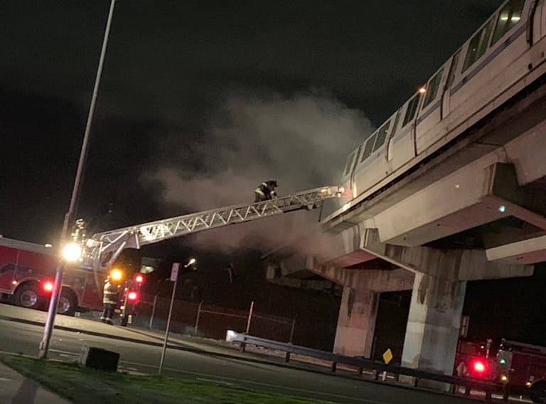 Decenas de pasajeros que viajaban en un tren del BART entre las estaciones de Union City y South Hayward tuvieron que ser evacuados debido al reporte de un posible incendio en uno de los vagones.