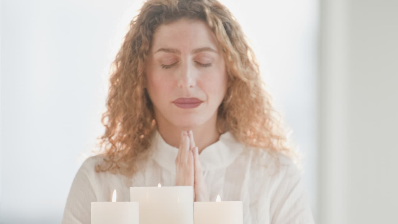 Concéntrate en tu deseo e imagina que te lo conceden. Envía al universo tu pedido a través de tu energía y motivación, mientras recibes la luz de la luna y el eclipse.