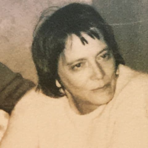 Julián Gil compartió una foto del ayer de su mamá. El parecido es inigualable .