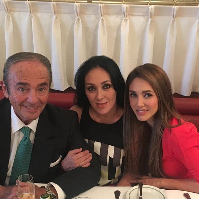 Anahí aún no es mamá pero festejó a la suya en compañía de su papá y compartió el lindo momento en sus redes sociales.