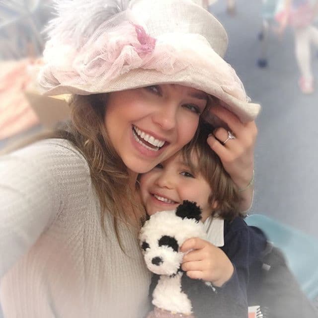 Thalía estuvo muy contenta y apapachada por sus pequeños hijos. Ella siempre ha manifestado que ama ser madre y se nota.