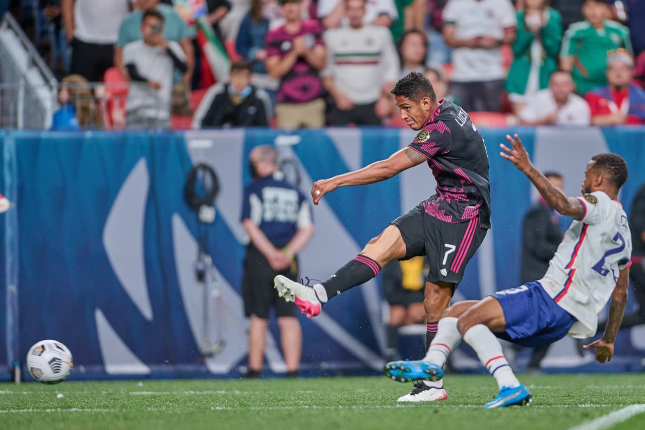 Luis Romo tuvo una clara de gol, pero su tiro salió muy malo y se fue desviado del arco de USA.