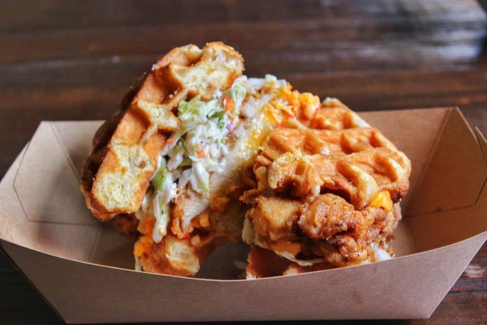 <b>Lyla's Southern Kitchen</b>
<br>Dirección: 411 W Morgan St Raleigh, NC 27603
<br>Teléfono: (919) 758-8369
<br>
<b><a href="https://www.yelp.com/map/iylas-southern-kitchen-raleigh">Cómo llegar</a></b>
<br>
<br>Aseguran que ofrecen “el mejor sándwich de pollo y el mejor pollo picante de la ciudad. También, la más deliciosa hamburguesa de grandes camarones y pimiento con queso”.