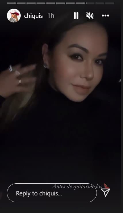 Las nuevas y polémicas fotos de ella junto a su novio también se suscitan en medio de la 
<b><a href="https://www.univision.com/famosos/invencible-libro-chiquis-lorenzo-mendez" target="_blank">polémica que ha desatado su libro 'Invencible'. </a></b>
<br>