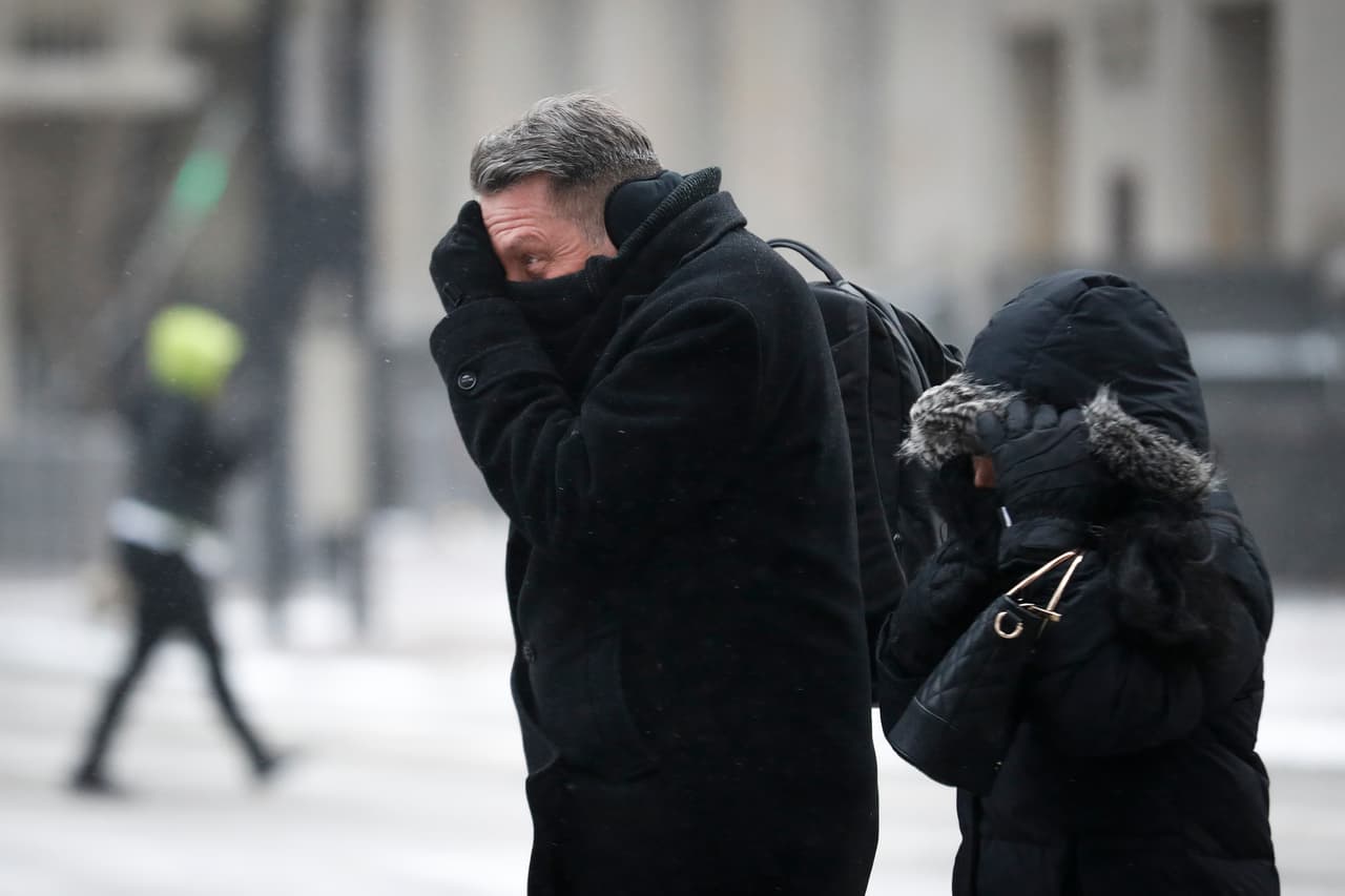 Residentes de Cincinnati caminan en el frio intenso. Las bajas temperaturas son transportadas por el vórtice polar, una corriente de aire que gira alrededor de la estratosfera sobre el Polo Norte, pero cuyo movimiento se ha interrumpido y se ha desplazado hacia el sur.