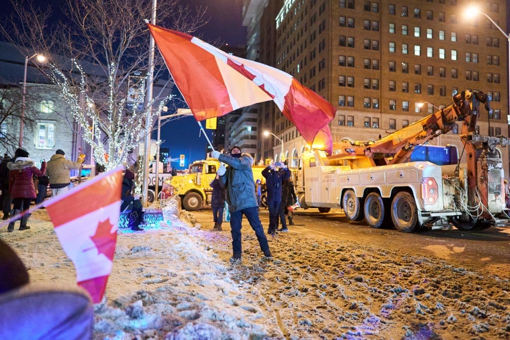 Manifestantes en el centro de Otawwa, Canadá, protestando por las restricciones impuestas ante el repunte de casos de covid-19.