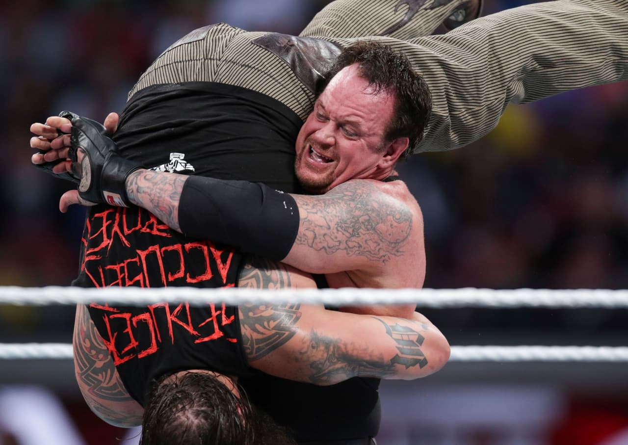 Bray Wyatt sufre el castigo del Undertaker en el Wrestlemania XXXI en Santa Clara, California.