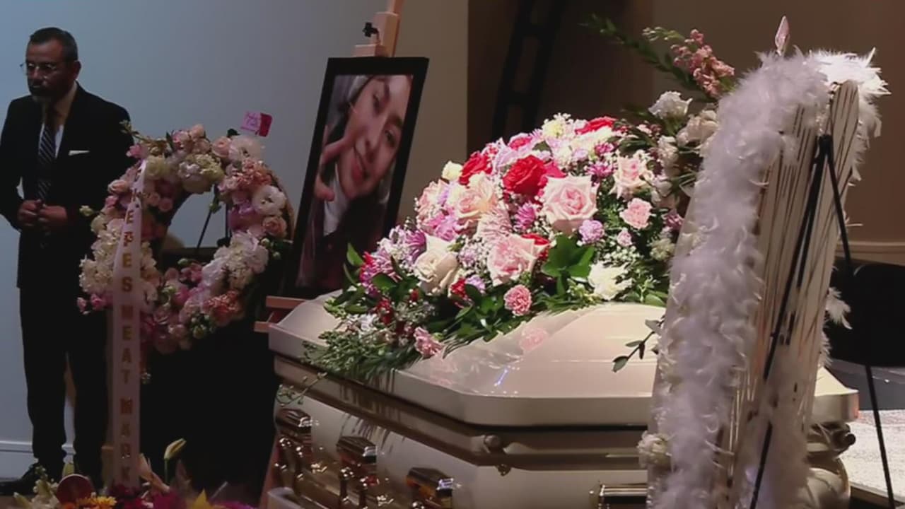 El domingo, un día antes de que su cuerpo fuera repatriado, familiares y amigos de la joven nicaragüense se dieron cita en la primera 
<b><a href="https://www.univision.com/local/houston-kxln/anggy-diaz-funeral-asesinato-condado-waller-nicaragua-houston" target="_blank">iglesia Bautista de la comunidad de Magnolia</a></b> para sus honras fúnebres.