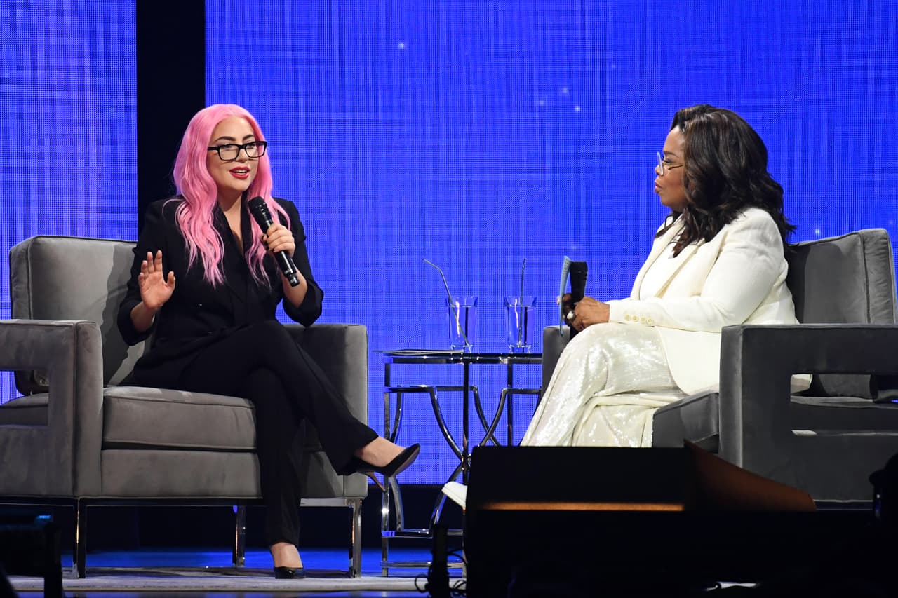 En la charla, Lady Gaga habló sobre los
<b><a href="https://www.univision.com/famosos/amenazan-a-lady-gaga-con-demanda-millonaria-por-supuesto-plagio-de-shallow-y-responde-advirtiendo-que-peleara-fotos">momentos difíciles</a></b> que pasó hace aproximadamente 14 años.