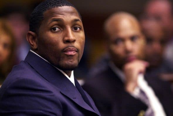 Ray Anthony Lewis fue un jugador de fútbol americano que ocupó la posición de linebacker. Y fue acusado de asesinato y asalto agravado en 2000.