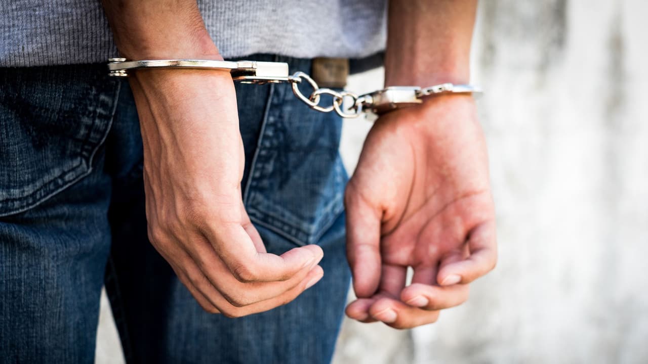 <h3 class="cms-H3-H3">¿Por qué esto importa? </h3>
<br>
<b>Porque la seguridad empieza por saber quién representa una amenaza.</b>
<br>El FBI tiene
<b>líneas abiertas las 24 horas</b>
<i>. </i>Puedes llamar al 713-693-5000 o enviar tu información de forma anónima en
<a href="https://tips.fbi.gov/home" target="_blank">tips.fbi.gov</a>
<br>También puedes llamar a
<b> Crime Stoppers al 1-800-252-TIPS.</b>
<br>Si te encuentras en una situación de emergencia y necesitas ayuda inmediata, llama al 911.