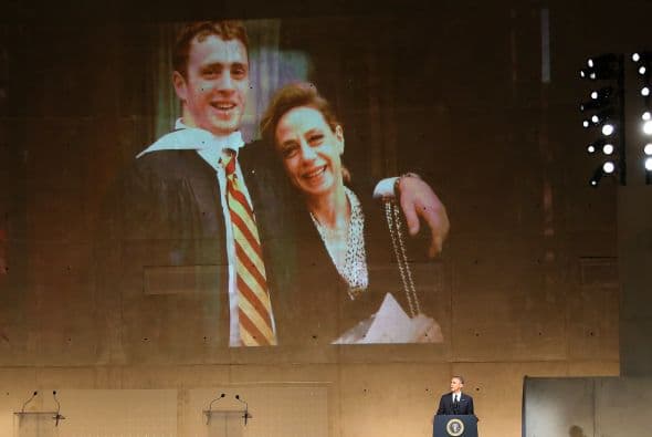 El joven Welles, el símbolo que eligió Obama. Se lo conoce como "el hombre de la bandana roja" por el pañuelo que usaba cuando rescató a 12 personas del WTC.