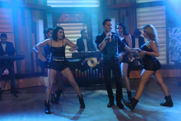 Acompañado de sus bellas bailarinas, el intérprete de 'Incontrolable' demostró por qué es uno de los mejores artistas en España.