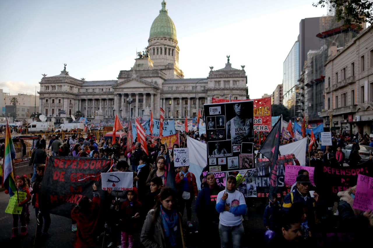 La activista Maira Maidana junto a otros del movimiento ‘Ni Una Menos”, en una marcha para protestar contra la violencia contra las mujeres en Buenos Aires, Argentina. "Con ‘Ni Una Menos’ las mujeres ya no se esconden", dijo Maidana, que tiene cicatrices en el cuello y en el pecho después de que su pareja la quemara en 2011.