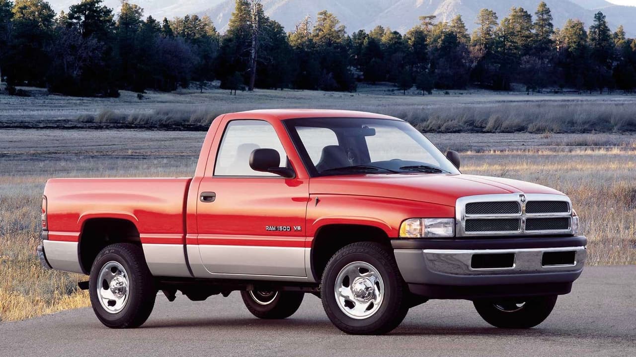 <h3 class="cms-H3-H3">8. Dodge Ram 2001</h3>
<br>2001 fue el último año de la segunda generación de la Dodge Ram, la camioneta que puso de regreso a Chrysler a competir de verdad en el campo de las pickups. Tal fue su éxito que en 2011 Ram se convirtió en un marca por si misma. En 2018 los ladrones 
<b>robaron 12,004 unidades </b>de esta camioneta.