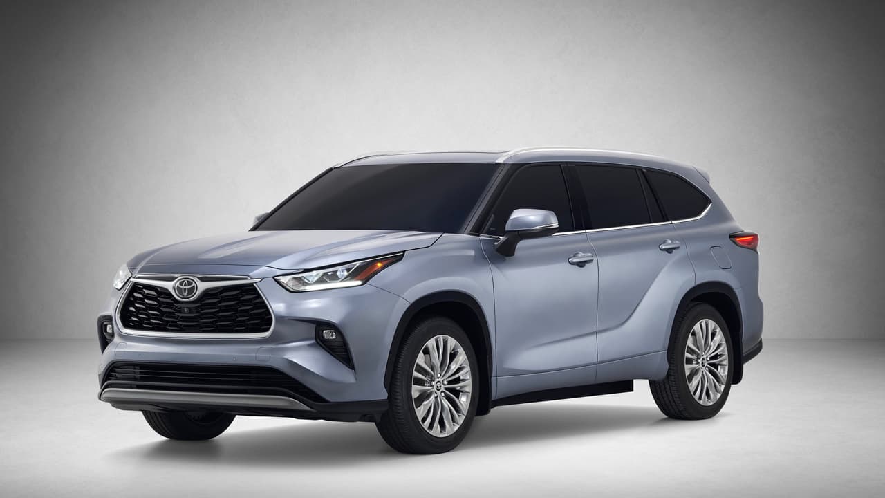 La cantidad de tecnología disponible en la próxima Toyota Highlander es impresionante. Desde su sistema de tracción integral con control vectorial y múltiples modos de manejo, pasando por el cúmulo de sistemas de seguridad activa Toyota Safety Sense 2.0, estándar en todas las versiones, que incluye asistente de pre-colisión con detección de peatones, control de crucero a velocidad total con radar y alerta de pérdida de canal con asistente de direccionado y terminando con una variedad de sistemas de información y entretenimiento de última generación, la nueva Highlander llega ´preparada para dar la cara por Toyota en el área tecnológica.