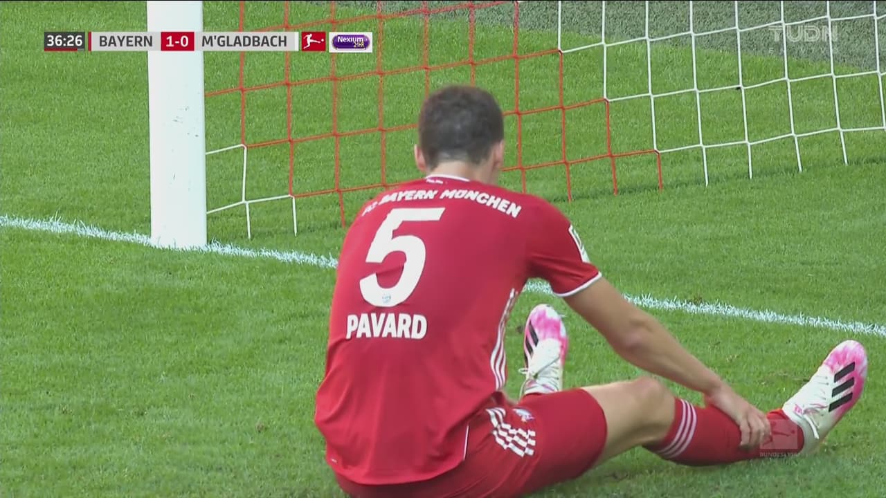 ¡Es un duelo de puros errores! Pavard no mide bien el balón y lo manda a su propio arco para el 1-1