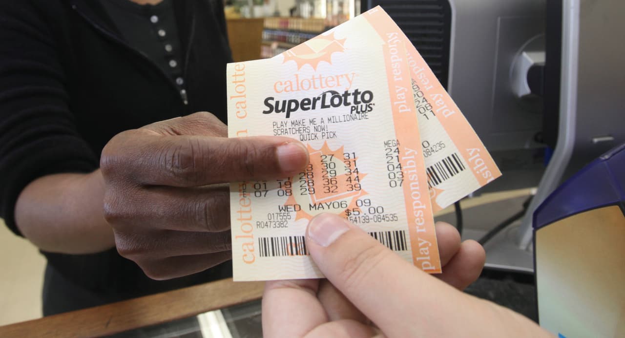 Ganador de $27 millones de la lotería SuperLotto finalmente reclama su dinero