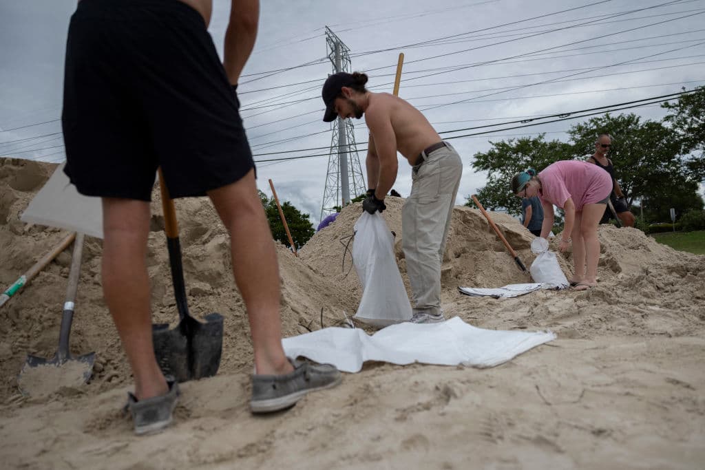 Personas en Clearwater se preparan llenando sacos de arena antes de la llegada de Helene.
