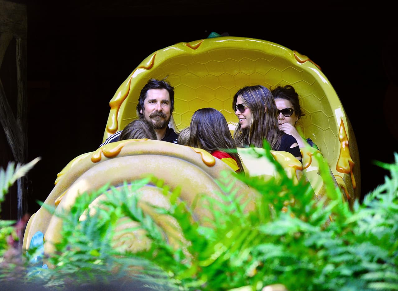Christian Bale llevó a su esposa e hijos a Disneyland en Anaheim.