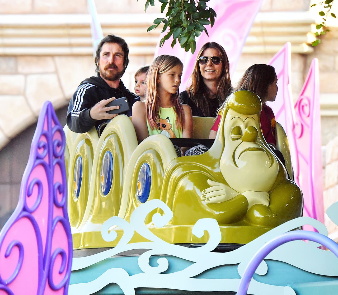 La familia entera en el juego.