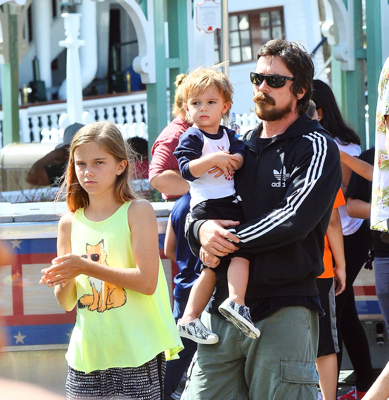 Su hija ya le echaba el ojo al fotógrafo.