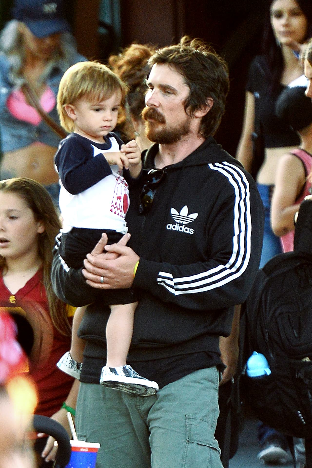 Bale cargando a su nene.