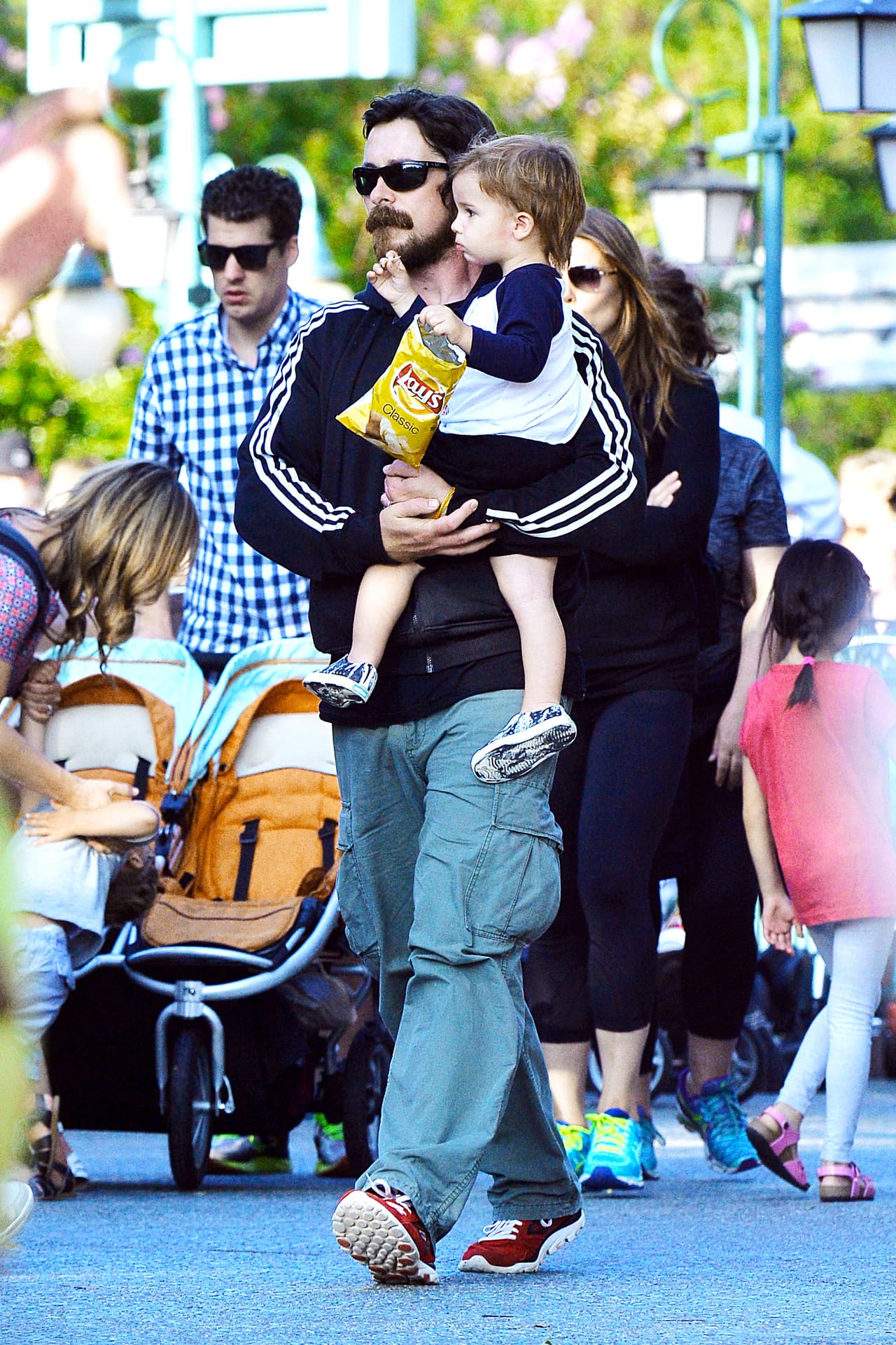 Disfrutando de un pequeño snack.
