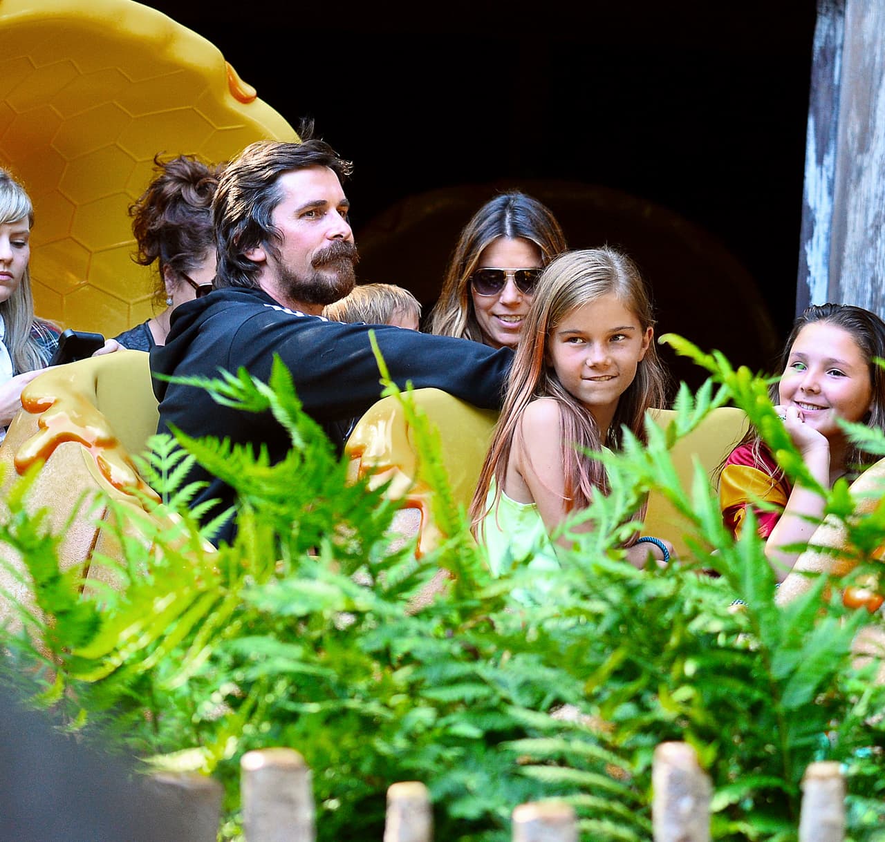 Emmaline iba enfrente con una amiguita.