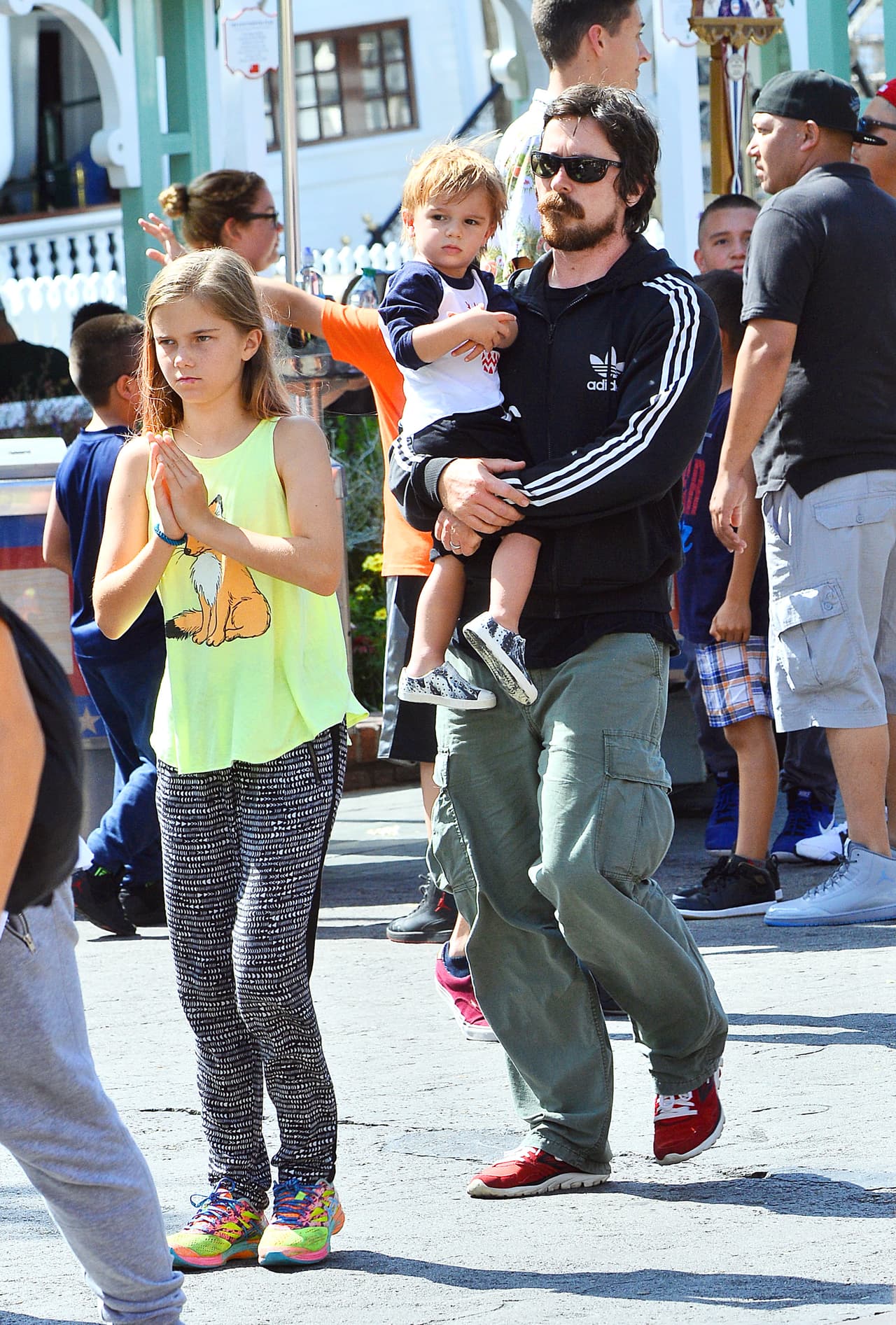 Bale y familia disfrutan los juegos.