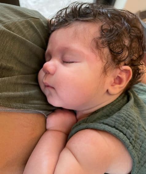 A dos meses de su nacimiento, también es evidente que el varoncito heredó lo de mejor de sus dos papás. En especial, resalta su cabello chino que es igual al de Francesco, ¿no te parece adorable?