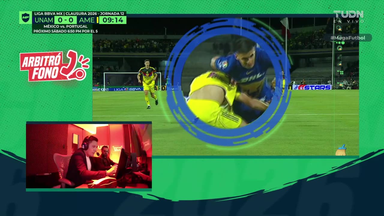 ¿Era penal? Guillermo Martínez cae en el área y el árbitro deja seguir el juego