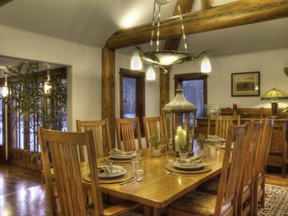 Al terminar esta estancia digna de un actor de acción, hay un espacio perfecto para disfrutar de un desayuno con vistas al lago.