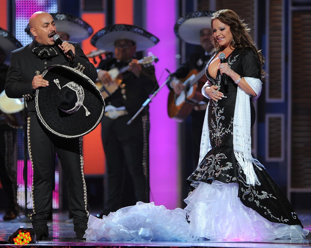 También dijo cuál es la única flor que no le deja en su tumba ya que considera que a Jenni no le gustaría. 
<br>