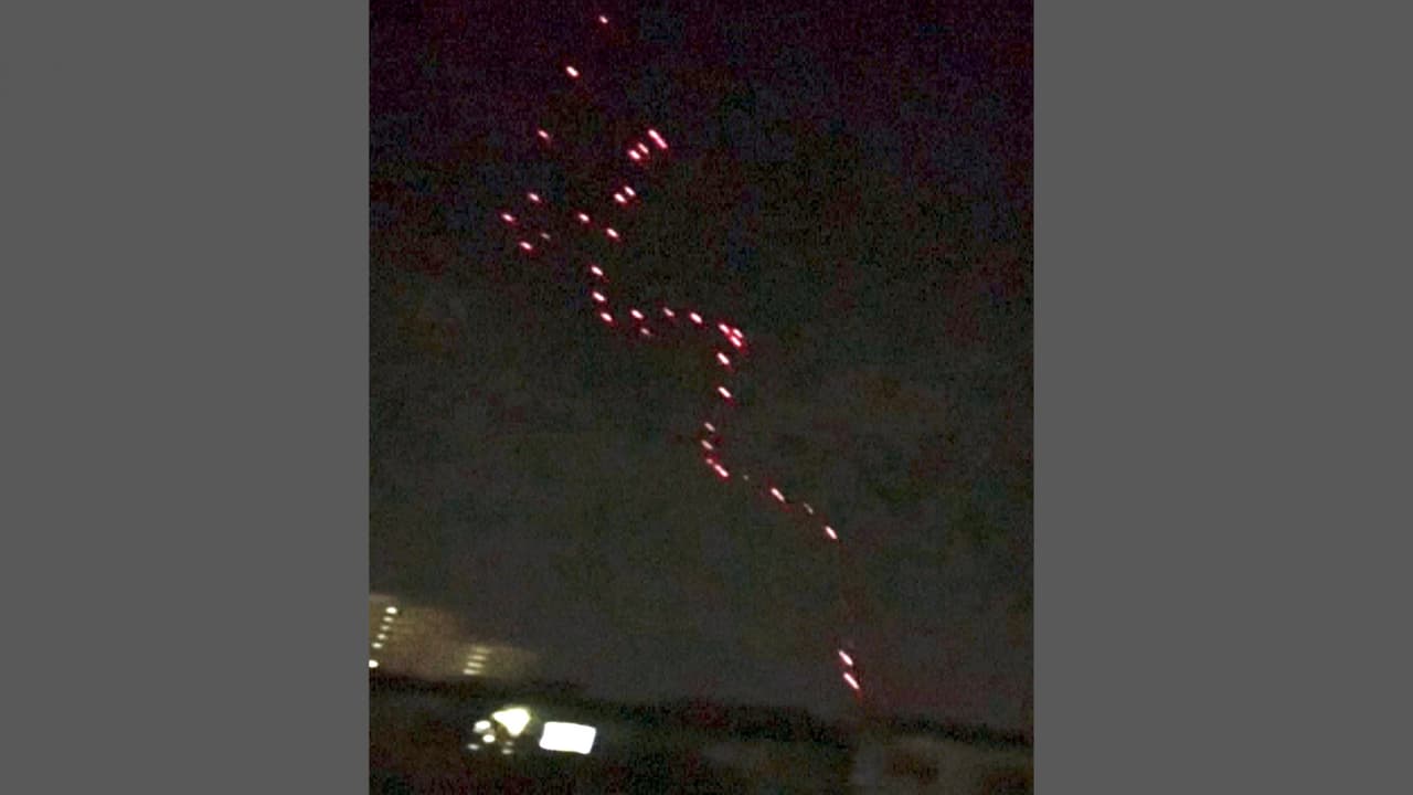 <b>En vídeo. </b>Tras la partida del último avión estadounidense, los talibanes festejaron la retirada con disparos, explosiones y fuegos artificiales.