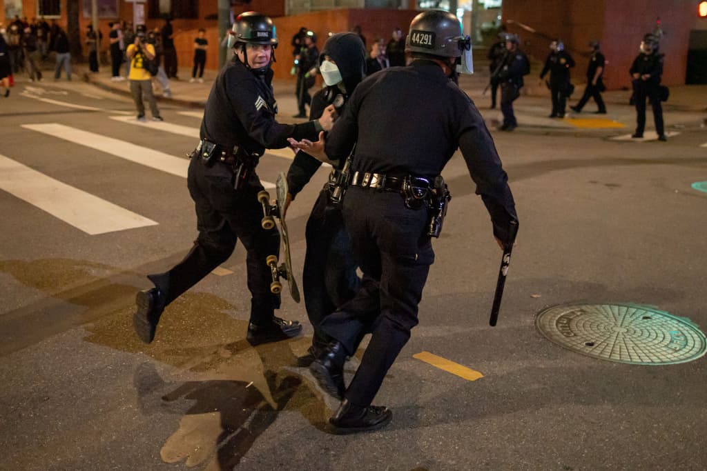 Las autoridades intensificaron el uso de la fuerza para dispersar a los manifestantes que permanecían en la zona del edificio federal Roybal.