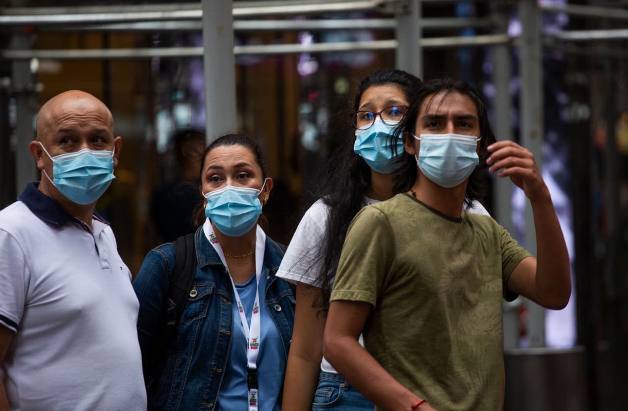 Ambos se transmiten a través de gotitas y aerosoles cuando una persona infectada respira, tose o estornuda.