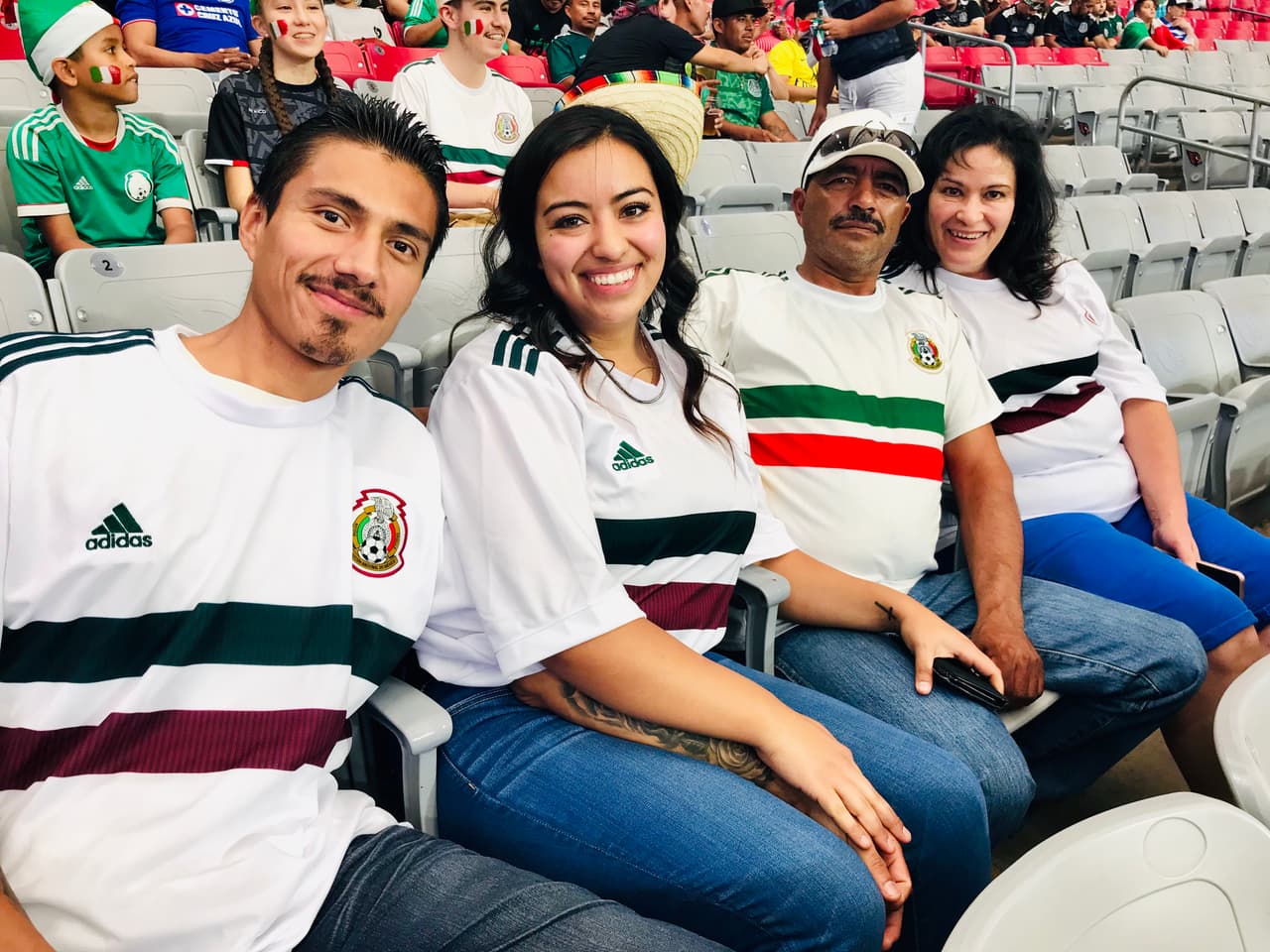 Familia completa se puso la playera de la selección mexicana.
<br>