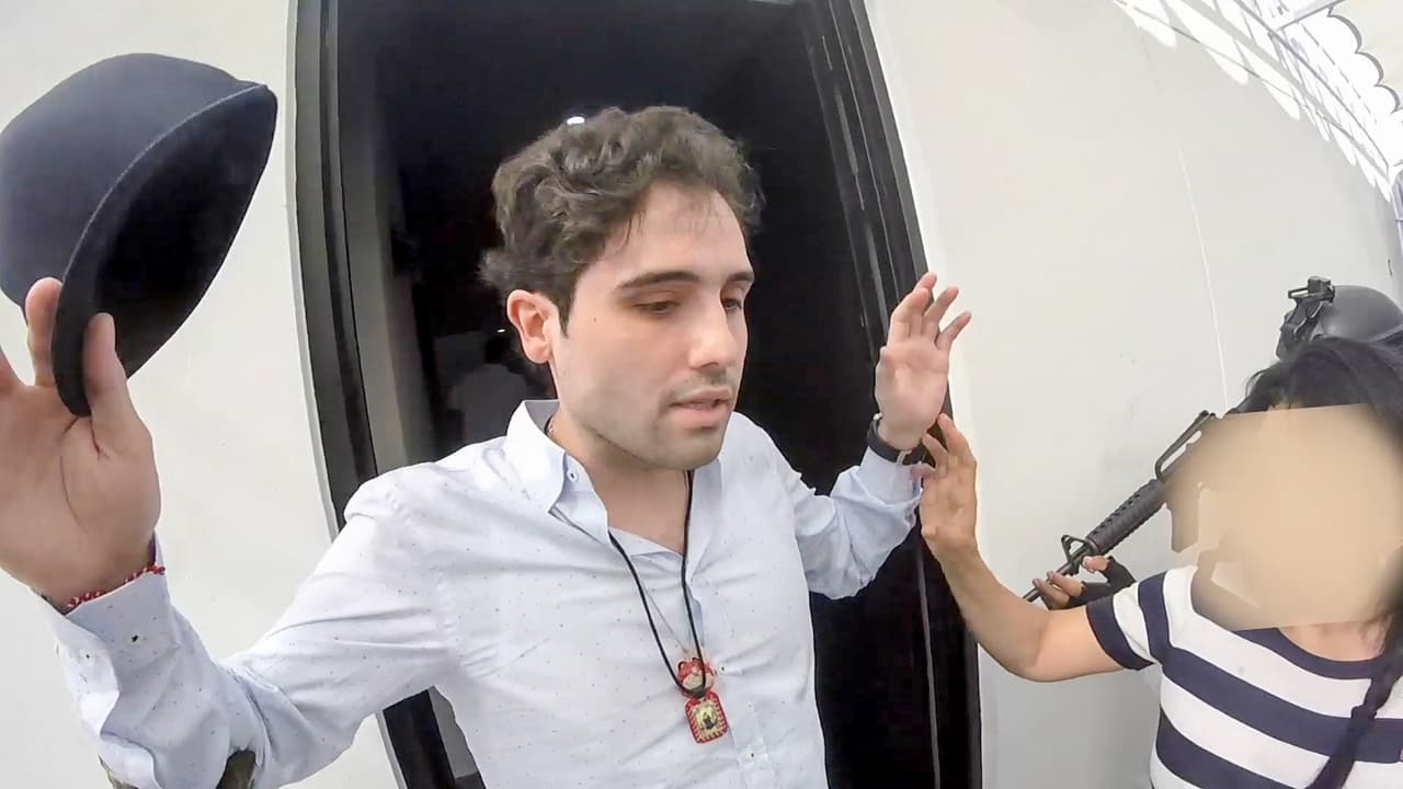 López no salió totalmente de la casa, nada más llegó al estacionamiento.